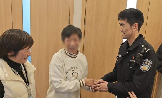 75岁失智老人流浪街头 他们帮老人找到了一个“家”