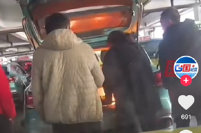虹桥火车站女子在出租车后备箱里生明火做饭 涉事公司回应