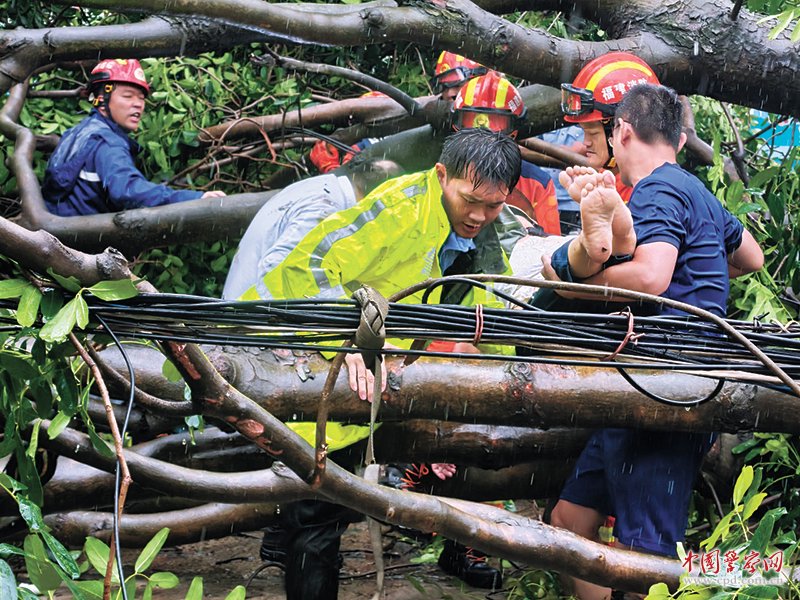 8月1日,民警辅警和消防员合力救出母女二人。黄俊强 摄